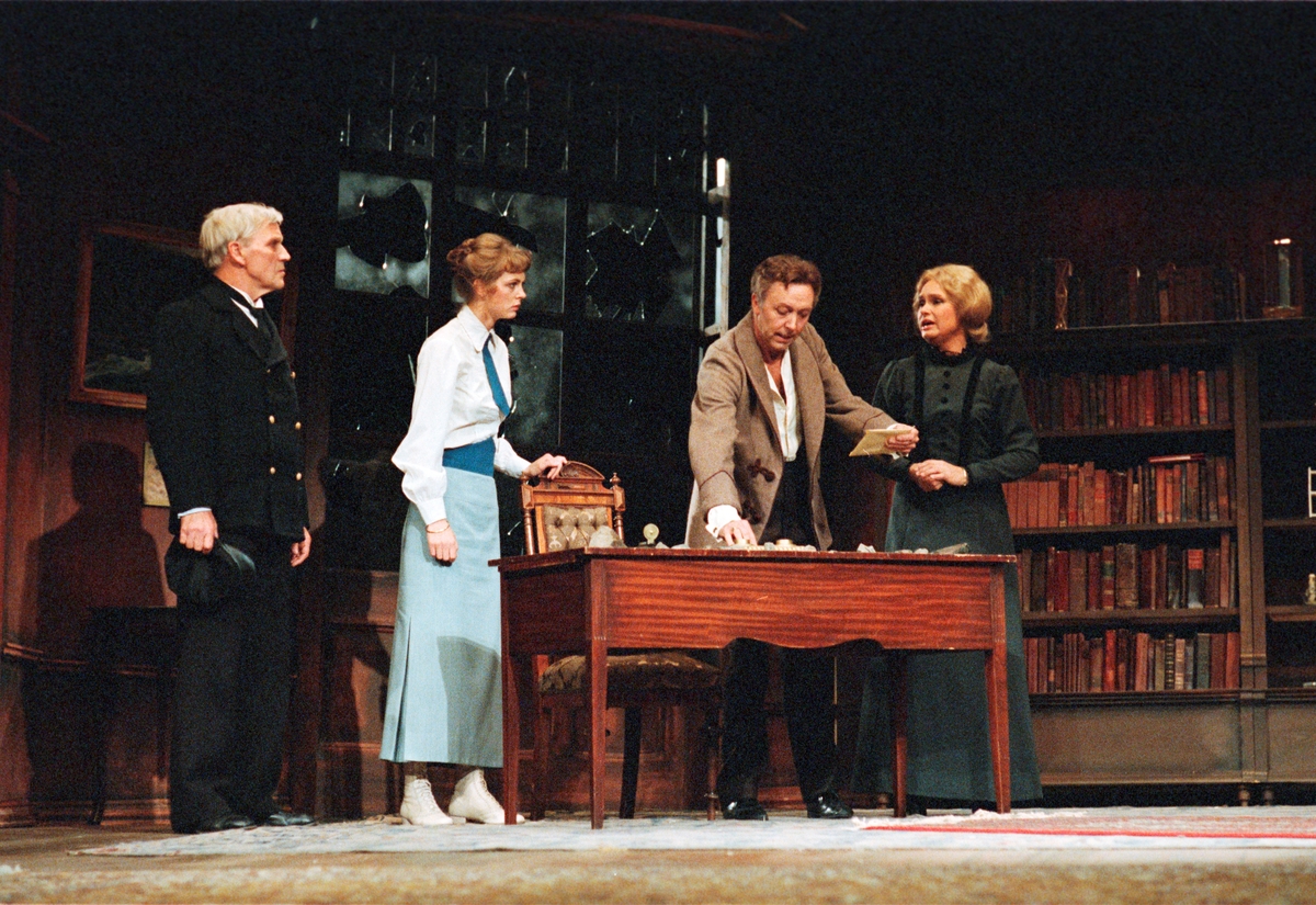 En scene fra Nationaltheaterets oppsetning av "En folkefiende". Forestillingen hadde premiere 27. september 1979. Regisør var Charles Marowitz.