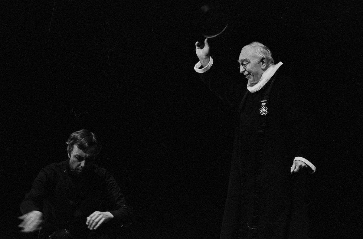 Scene fra Nationaltheaterets oppsetning av Henrik Ibsens "Brand". Forestillingen hadde premiere 10. juni 1978. Edith Roger hadde regi, Lubos Hruza scenografi og Per Lekang kostymer. Medvirkende var blant annet Per Theodor Haugen som Brand og Gunnar Olram som Prosten. 