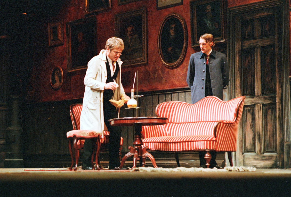 Scene fra Nationaltheaterets oppsetning av Maxim Gorkij "Solens barn". Forestillingen hadde premiere 18. oktober 1979. Ernst Günther hadde regi og Lubos Hruza kostymer og scenografi.