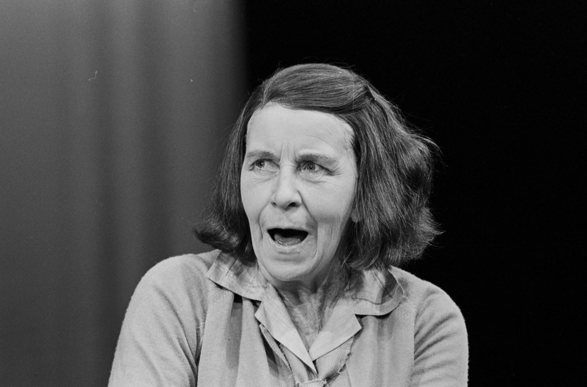 Scene fra Nationaltheaterets oppsetning av David Storeys "Hjem". Forestillingen hadde premiere 27. oktober 1971. Kirsten Sørlie hadde regi og medvirkende var blant andre Ella Hval som Marjorie. 