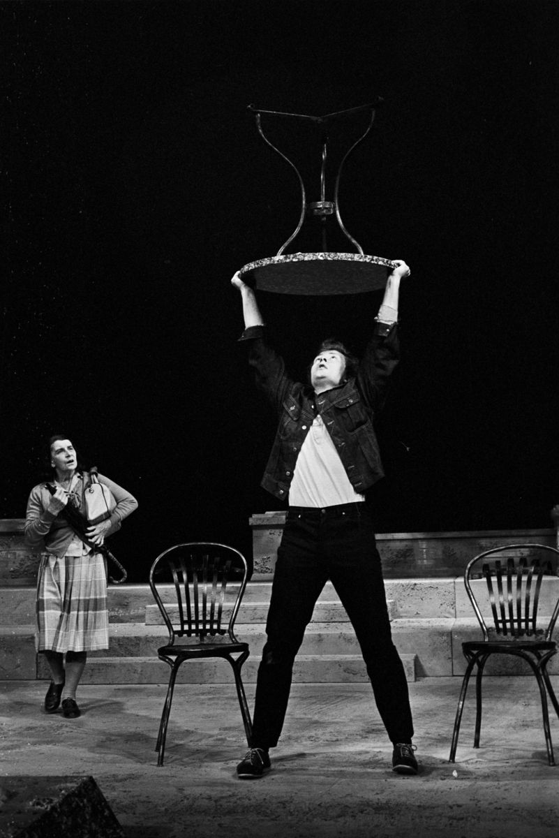 Scene fra Nationaltheaterets oppsetning av David Storeys "Hjem".  Forestillingen hadde premiere 27. oktober 1971. Kirsten Sørlie hadde regi og medvirkende var blant andre Ella Hval som Marjorie og Nils Ole Oftebro som Alfred. 