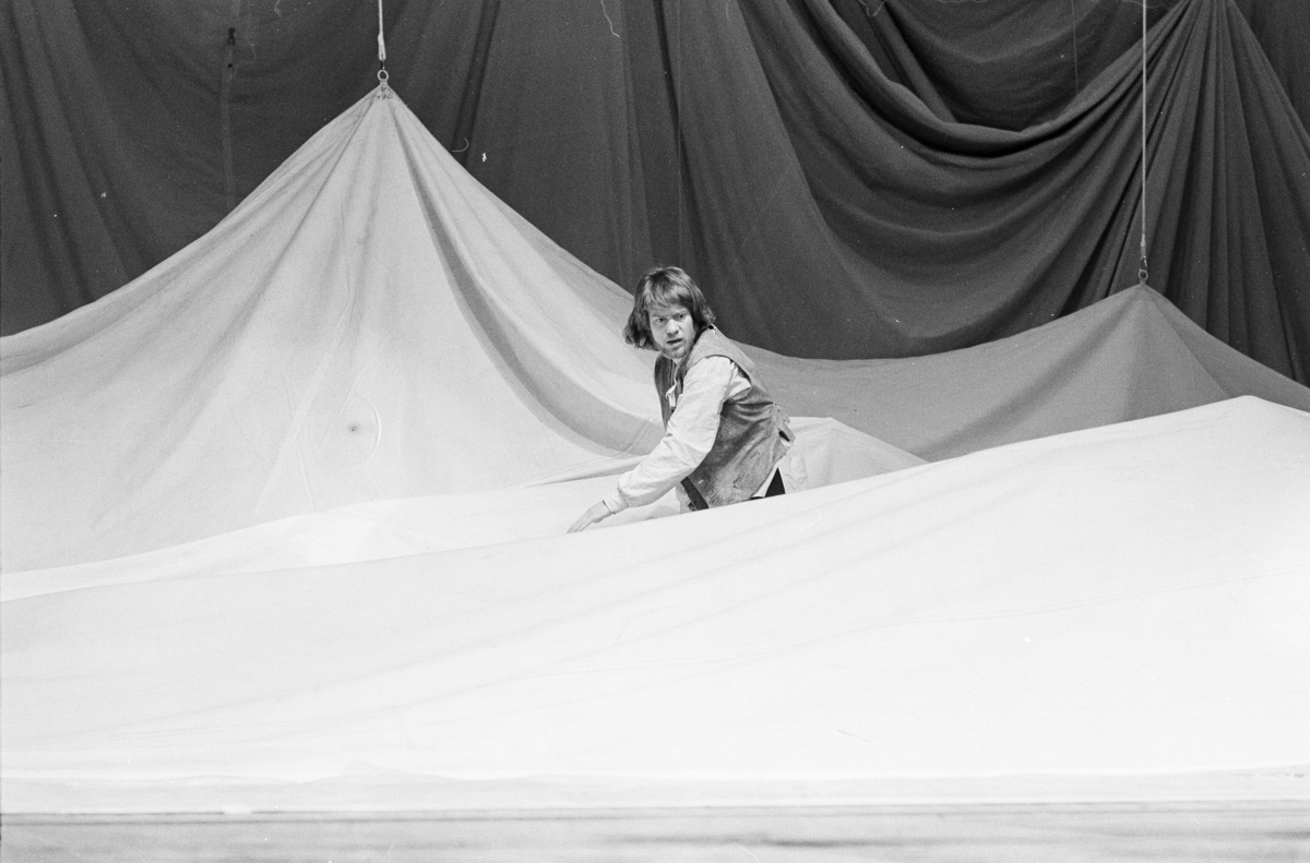 Scene fra Nationaltheaterets oppsetning av Henrik Ibsens "Peer Gynt". Forestillingen hadde premiere 20. mars 1975. Edith Roger hadde regi og Lubos Hruza kostymer og scenografi. 