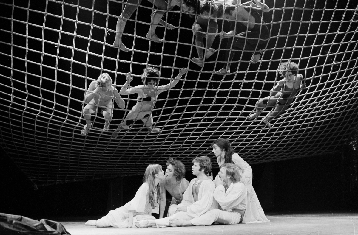 Scene fra Nationaltheaterets oppsetning av William Shakespeares "En sommernattsdrøm". Forestillingen hadde premiere 24. februar 1973. Edith Roger hadde regi, Per Lekang kostymer og Lubos Hruza scenografi. 