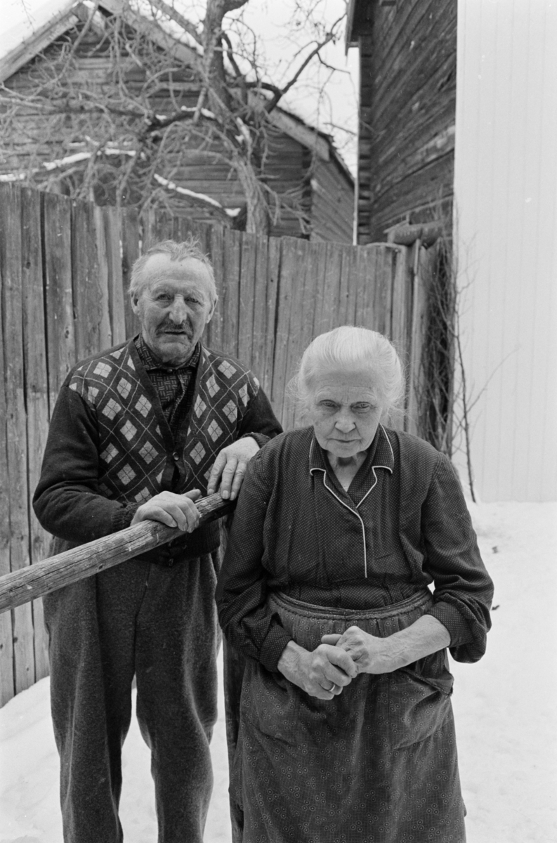 En kvinne og en mann i et gårdsrom på Røros.
