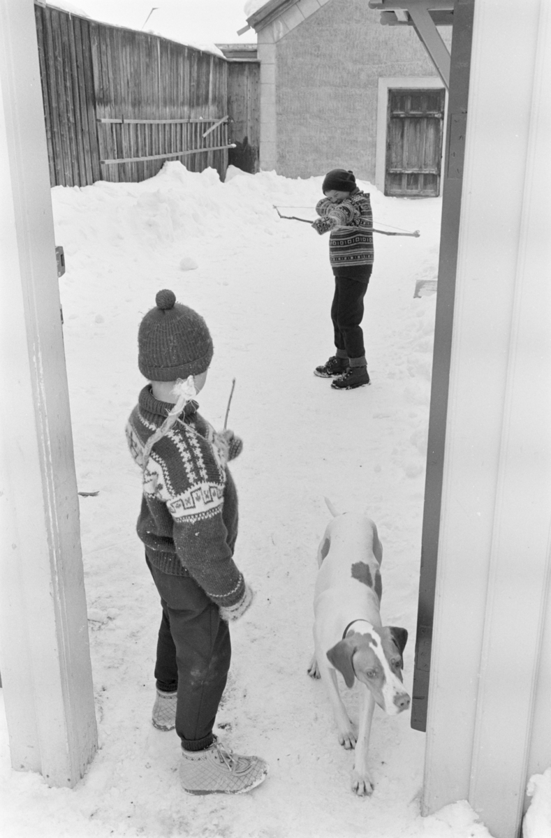 Barn leker i snøen på Røros.