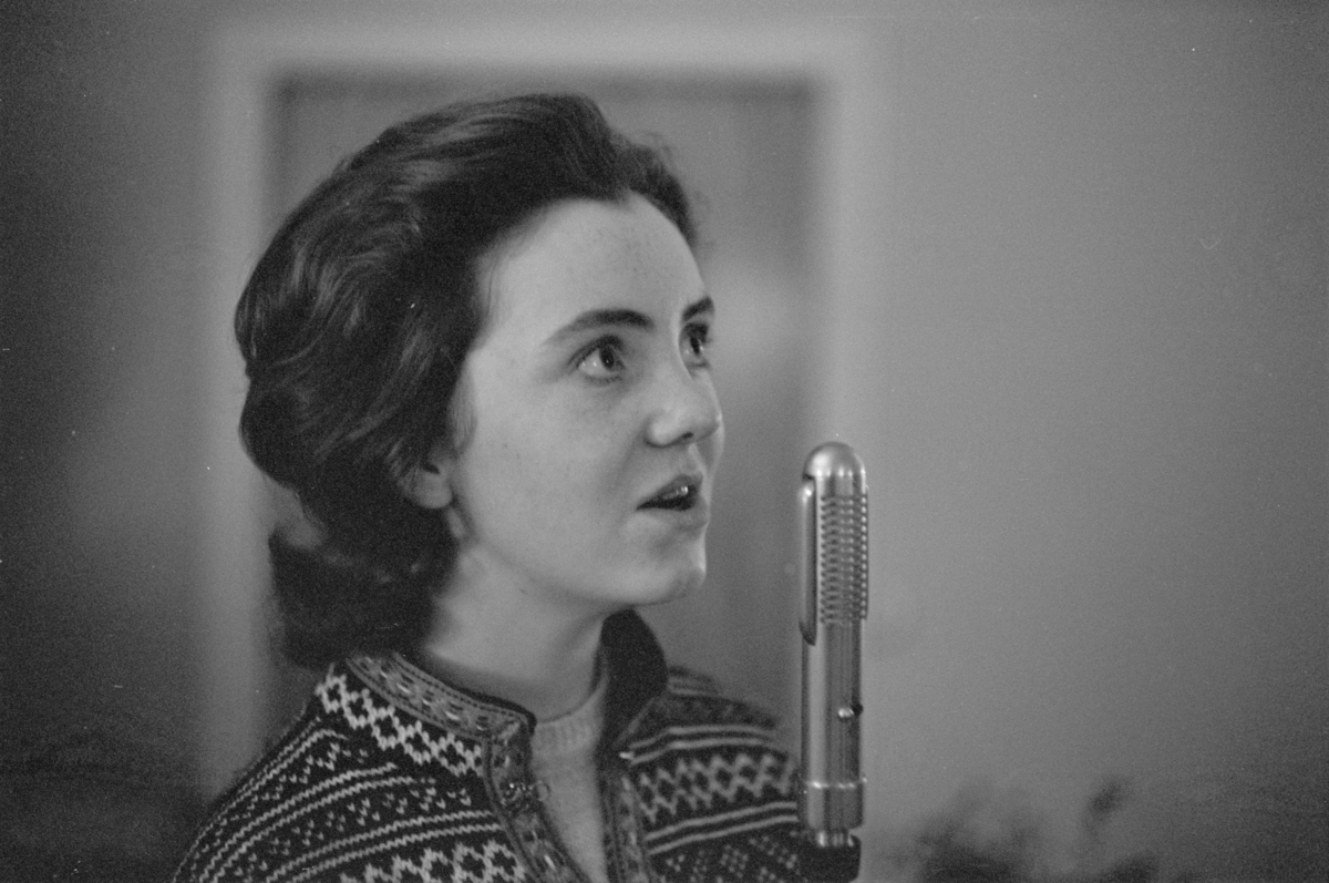 Portrett av en kvinne med mikrofon.