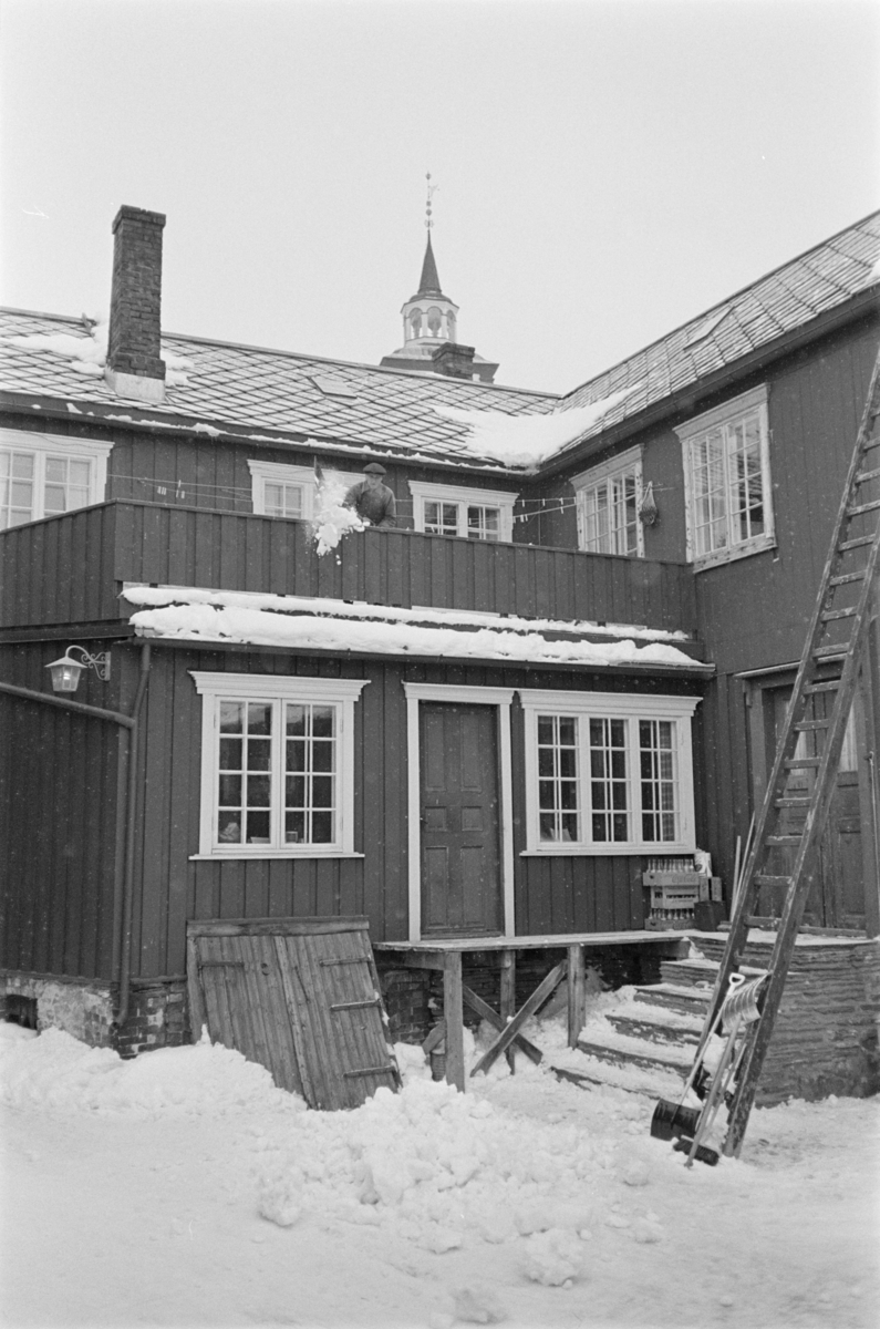 Snømåking fra veranda på Røros.