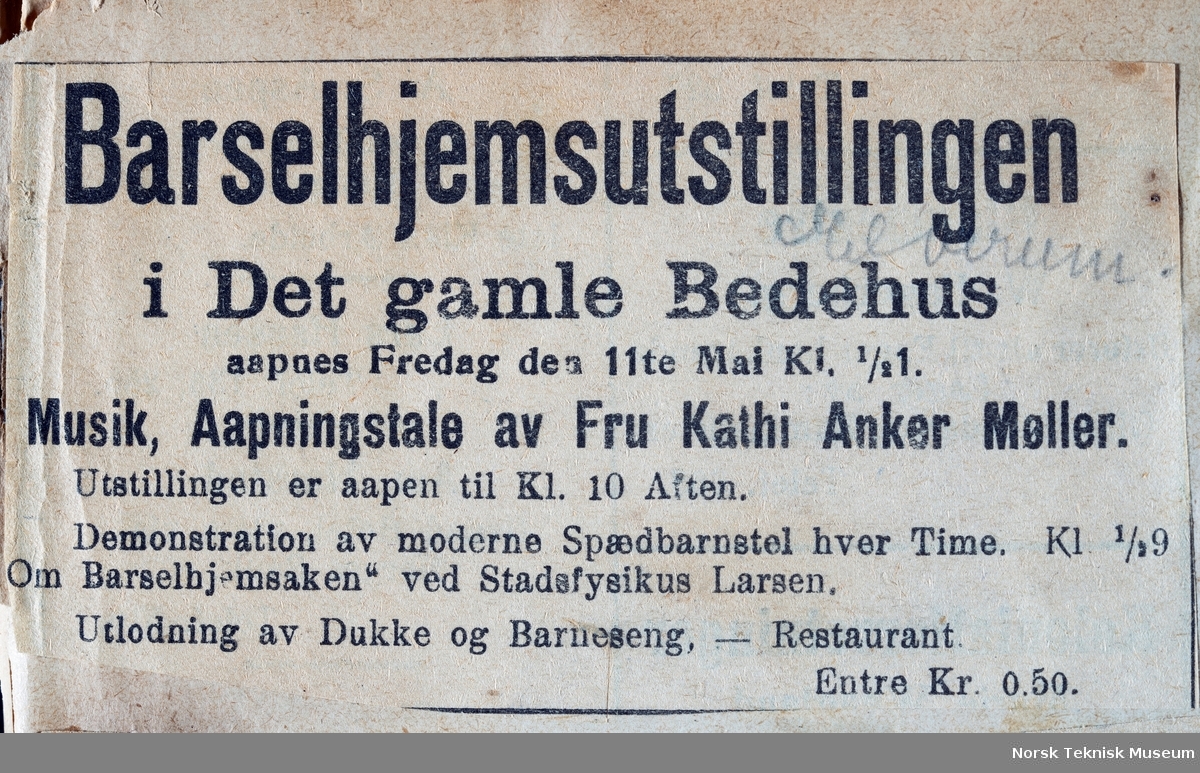 Annonse fra utklippsbok fra Barselhjemutstillingen, utstillingsåpning i Det gamle Bedehus på Elverum 11, mai 1917.