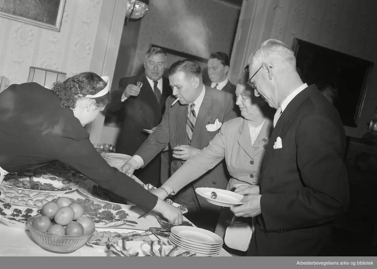Stortinget er invitert på kaviar og vodka i den sovjetrussiske ambassaden. Fra venstre: ambassadør Georgij Arkadjev, parlamentarisk leder for Arbeiderpartiets stortingsgruppe, Nils Hønsvald, representant Bjarne Solli fra Arbeiderpartiet, samt Arne Askildsen (Krf) med kone. 21. April 1955.