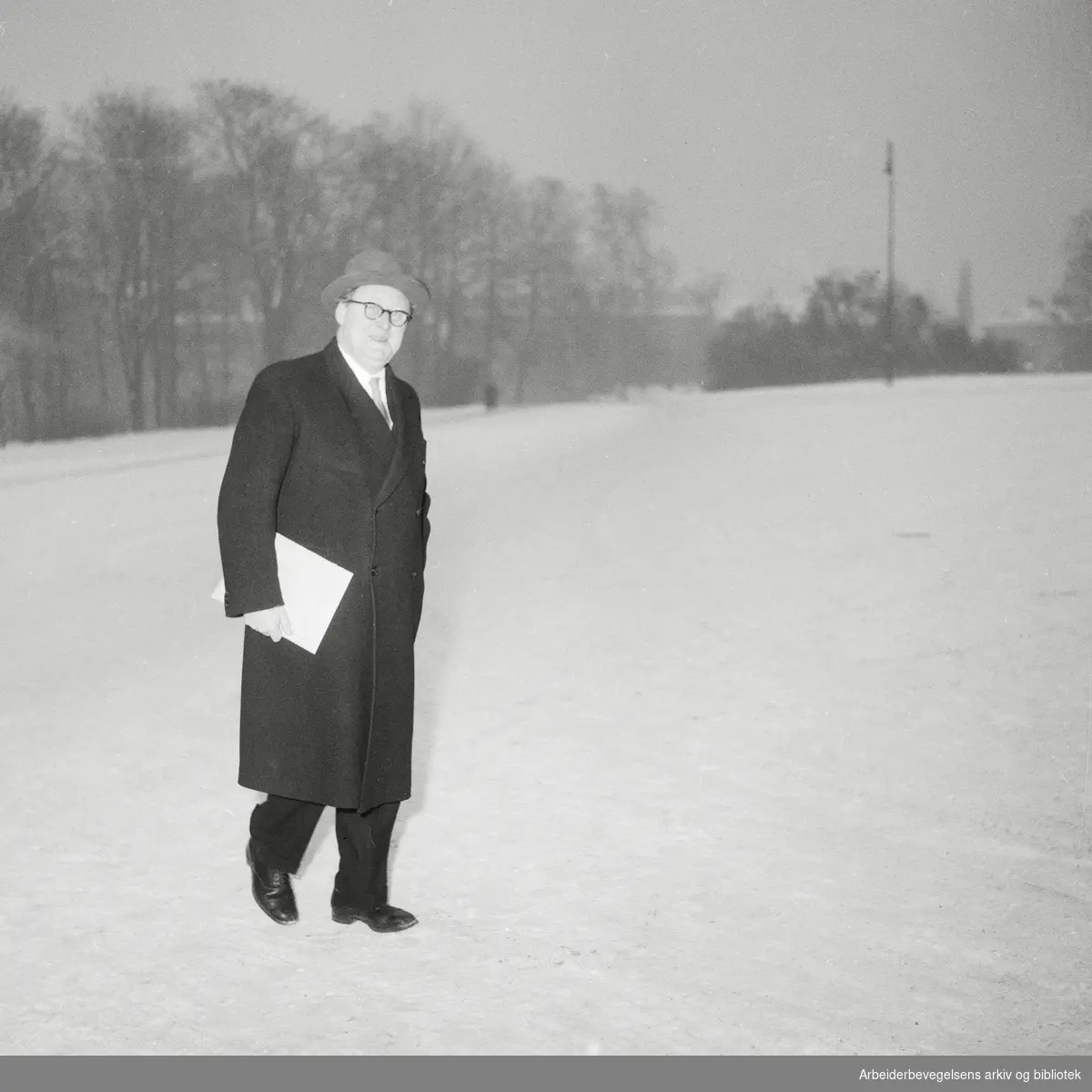 Regjeringen Oscar Torp går av. Avskjedssøknaden ble innvilget av kong Haakon VII i statsråd 21. Januar 1955. Landbruksminister Rasmus Nordbø ankommer slottet.