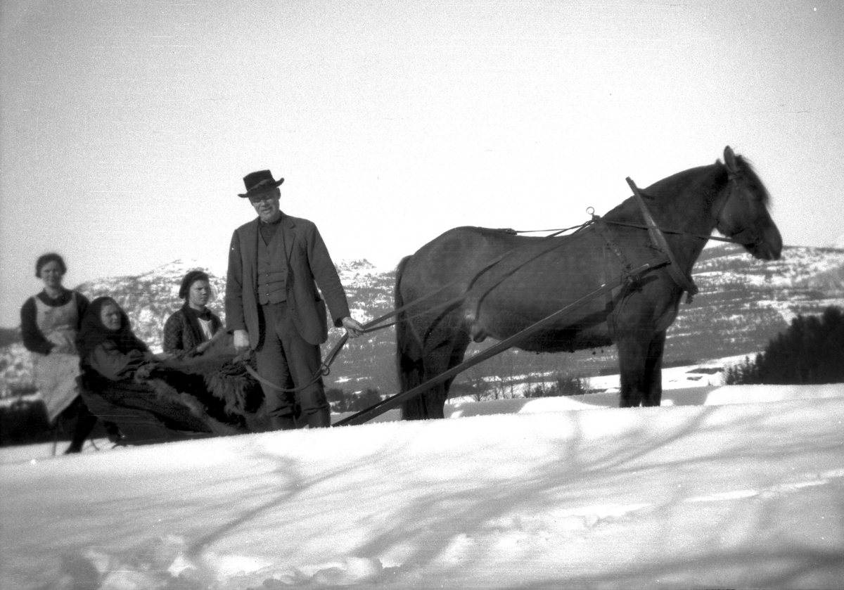 To bilde som viser Olav Gaara som køryrer m.a. svigermor si.