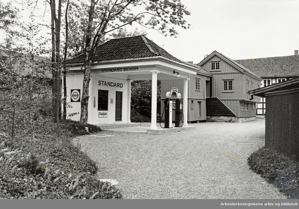 Bygdøy Folkemuseum. Bensinstasjon. August 1993