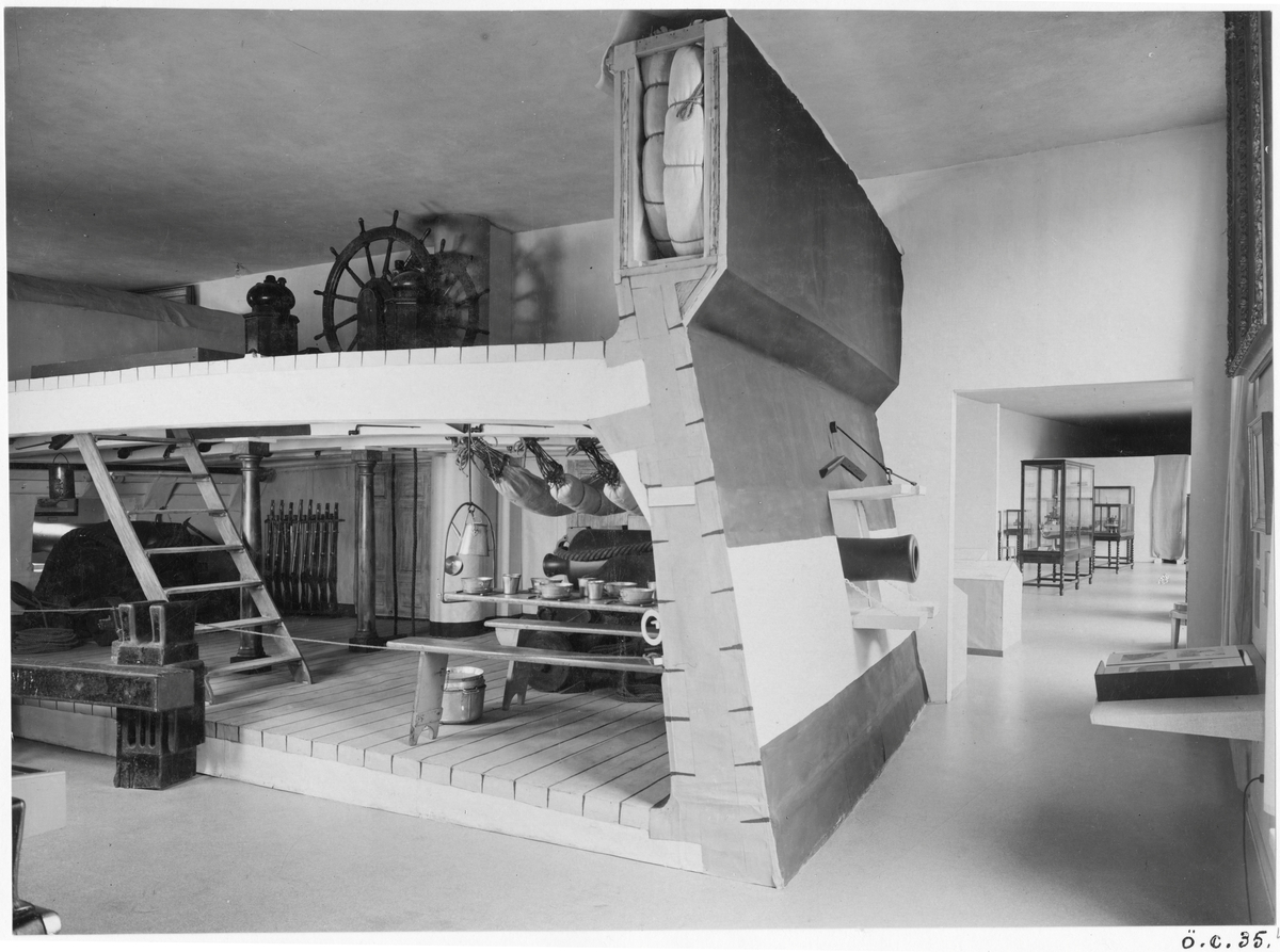 Tillfällig utställning vid museets öppnande 1938 i Eugenierummet. Korvetten EUGENIES batteridäck.