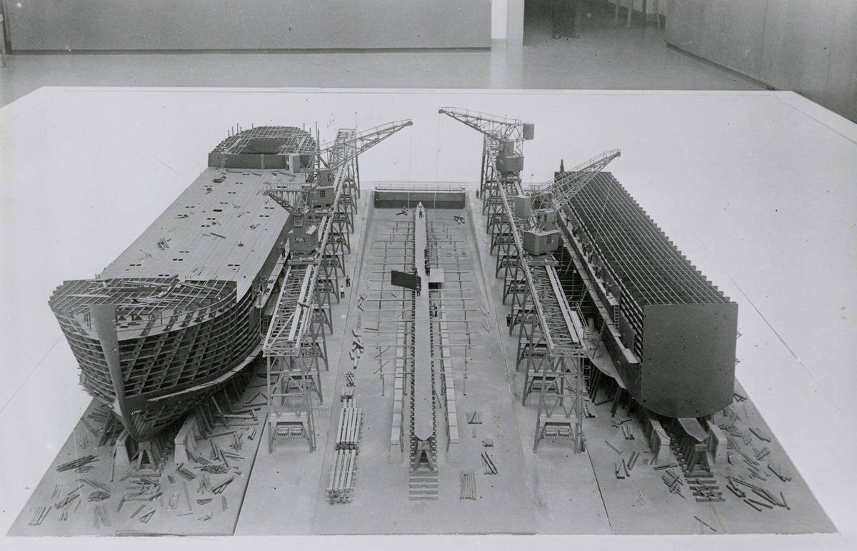Tillfälliga utställningen "Varv och skeppsbyggeri". Varvsmodell med modellserie av tankmotorfartyget SVEADROTT.