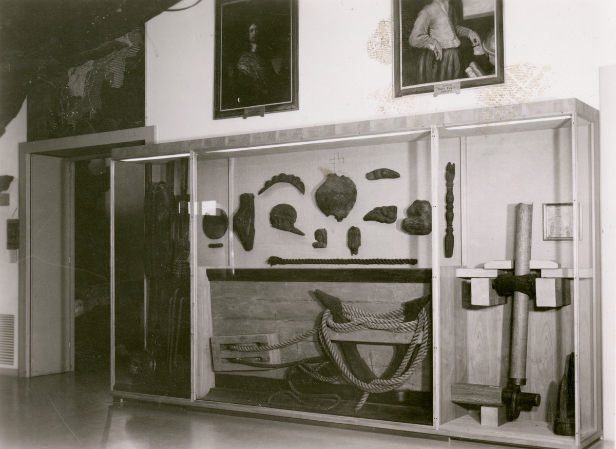 Utställning i Vasarummet i Örlogsavdelningen, rum 1. Monter visande föremål från RIKSÄPPLET samt två porträtt.