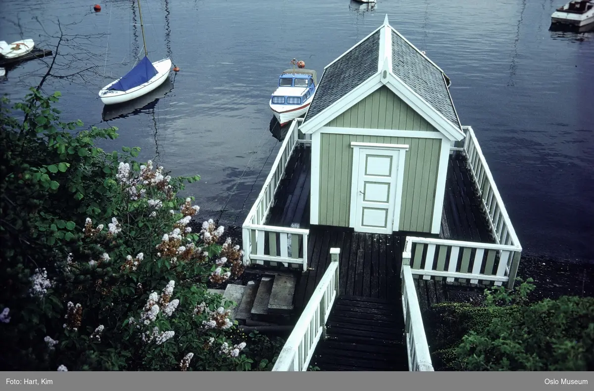 badehus, fjord, båter, syrinbusk