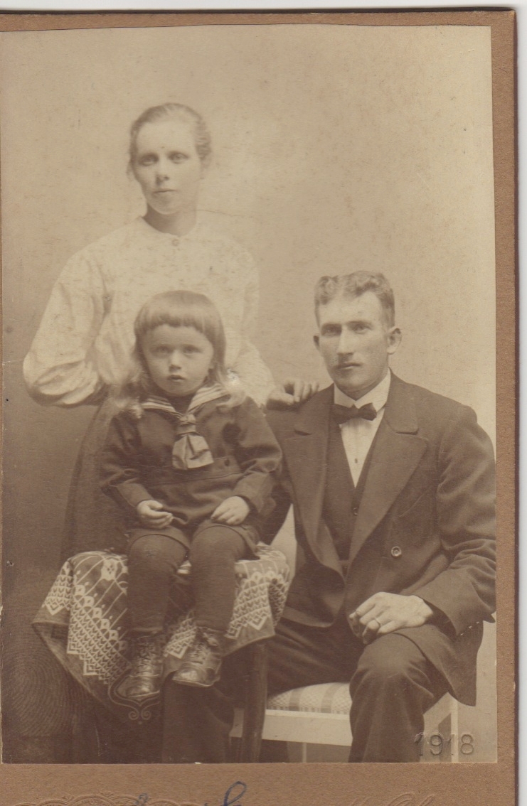 Ateljeporträtt av familjen Erik Andersson och Agda (född Olsson) med sonen Arne, Göteborg 1918. Agda var syster till Lisa (Elise) Johansson, Labacka 1:2 "Lund".
