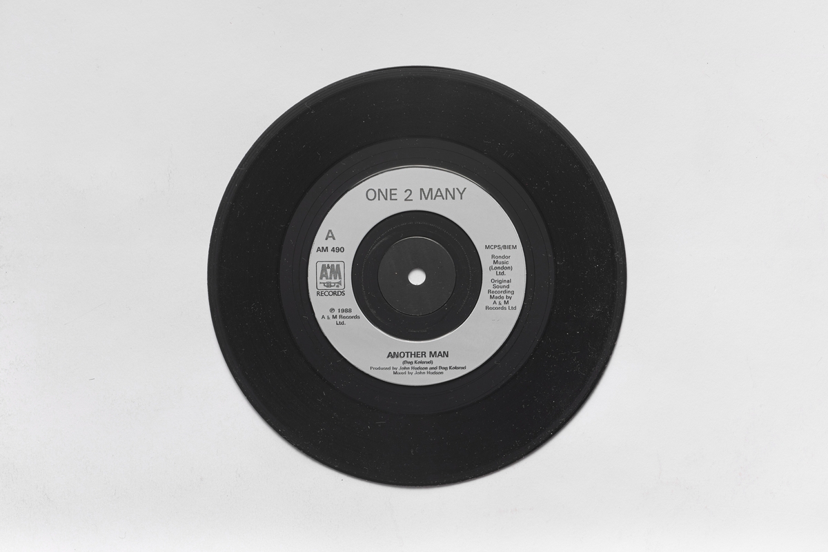Medfølgende promo-skriv fra A&M Records (b), singel (a).