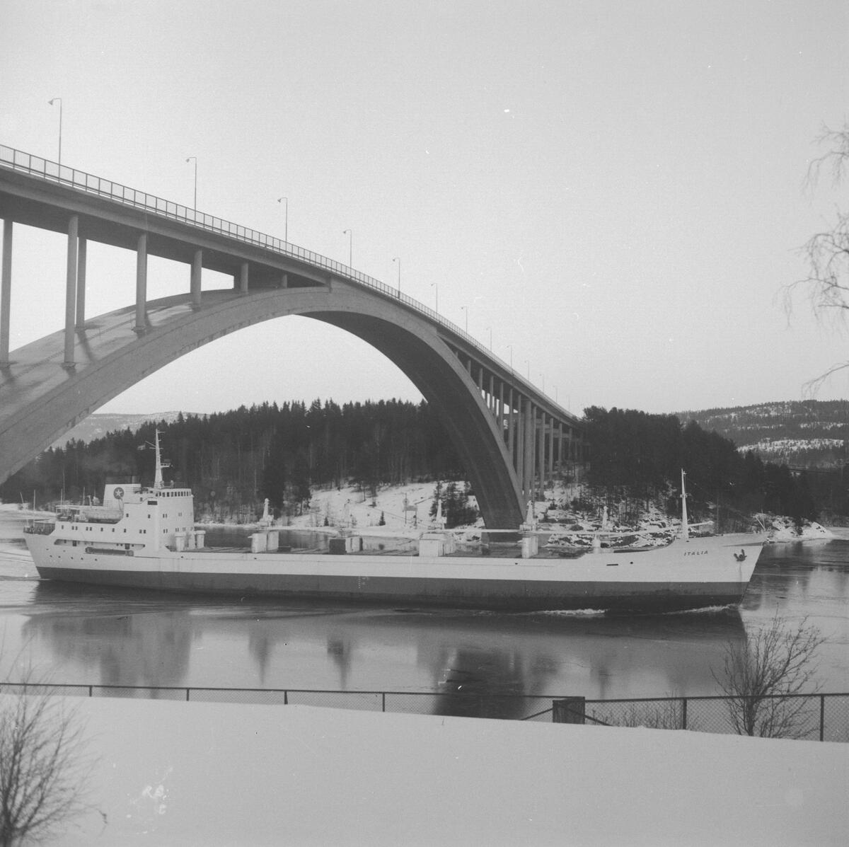 Fartyget Italia vid Sandöbron
