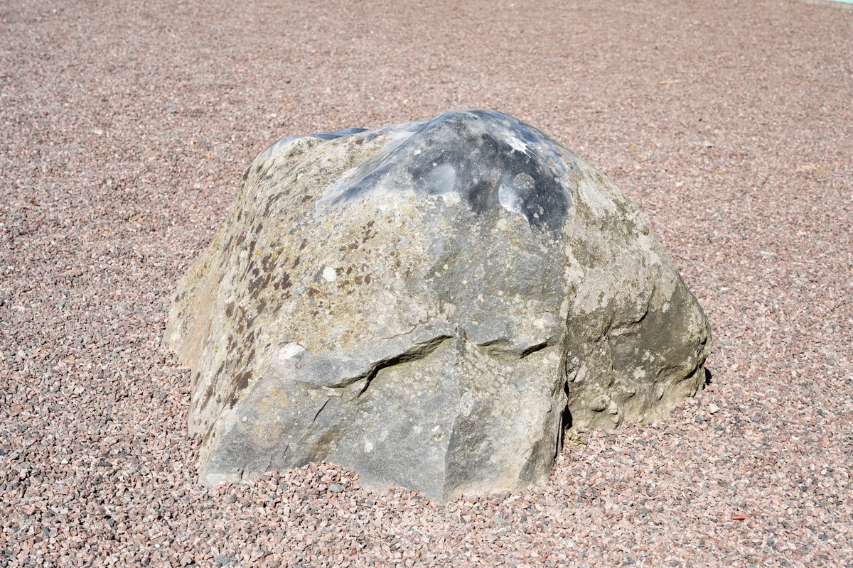 Stenkonstverk bestående av tillhuggna eller naturligt formade stenblock, klyvna i delar, som partiellt sågats, slipats och polerats. Därefter är delarna hopfogade till de ursprungliga blockens former, men med många ursparningar. Stenformationerna blir därmed byggda av tomrum och massa med naturligt skrovliga och högglanspolerade ytor. Sammanlagt 12 stenblock är placerade intill, innanför, utanför eller över en fyrsidig, smal, betonggjuten vattenränna. Rännan är utformad med två långsidor och två kortsidor, de senare med olika längd. Rännan ligger i nivå med den omgivande grusade markytan, och är fylld med cirkulerande vatten. Vattenrännan har (2022) en sentida turkos bemålning. Sammanlagt 12 stenblock.

1. Gnejs, Smålandsstenar
2. Diabas, Rydaholm 
3. Sandsten, Visingsöformationen, Uppgränna 
4. Sandsten, Visingsöformationen, Uppgränna
5. Tabergsmalm, Taberg
6. Konglomerat, Vetlandaserien, Vetlanda
7. Diabas, Rydaholm
8. Röd granit, Askeryd
