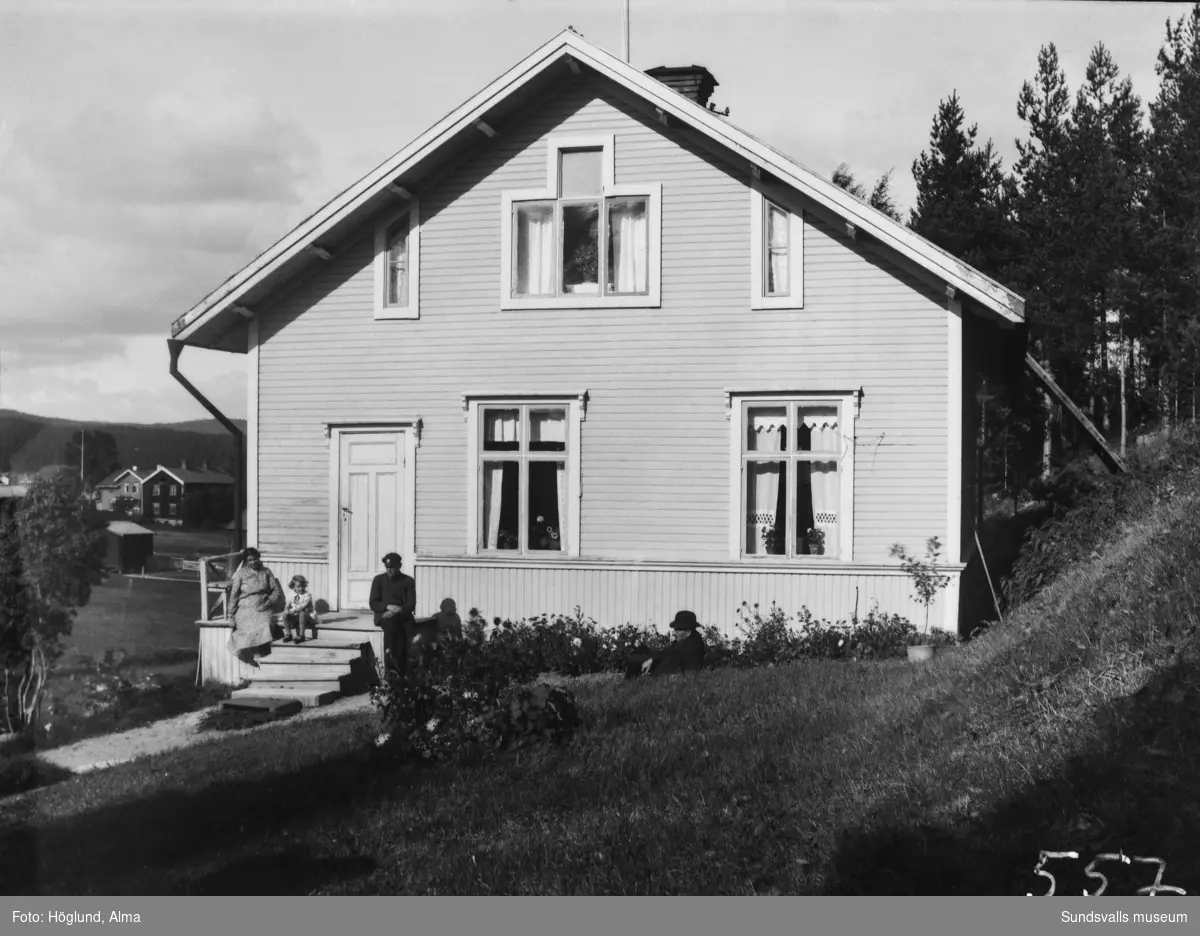 Tre bilder med familjen Hennig vid deras bostad på Storberget, Fanbyn, Stöde. Max Richard, Lydia samt tre av deras barn Ingrid, Sven och Lars. Huset är ännu (2022) kvar i familjen.