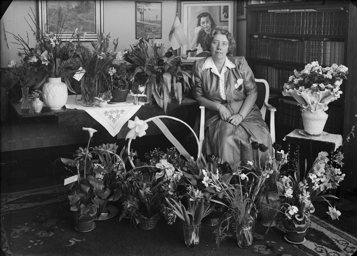 Elisabeth Bouveng omgiven av blommor, Östhammar, Uppland