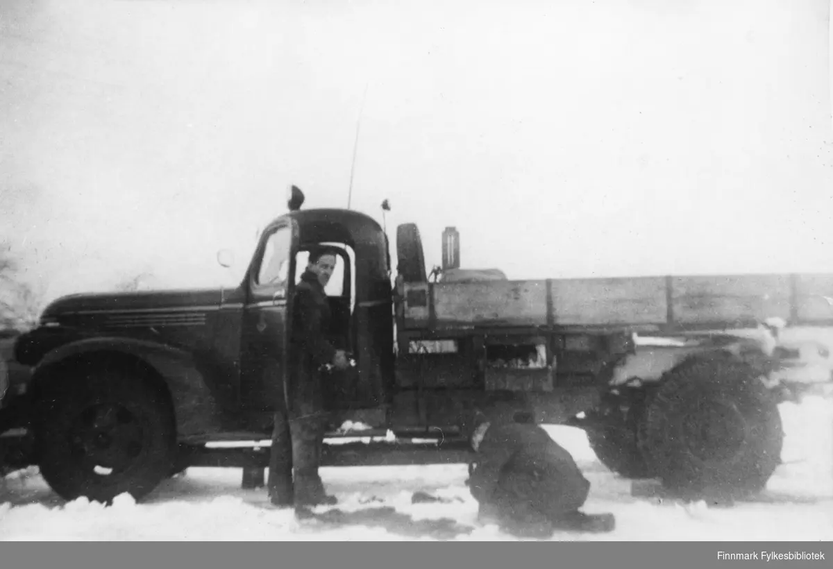 Tor Kling og en ukjent mann ved lastebilen i Bugøyfjord, Brannsletta (Chevrolet lastebil 1946-47-modell).