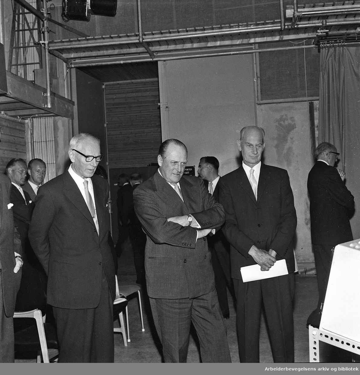 Offisiell åpning av NRK Fjernsynet, lørdag 20. august 1960. Kringkastingssjef Kaare Fostervoll, Kong Olav og statsminister Einar Gerhardsen i Studio A på Marienlyst.