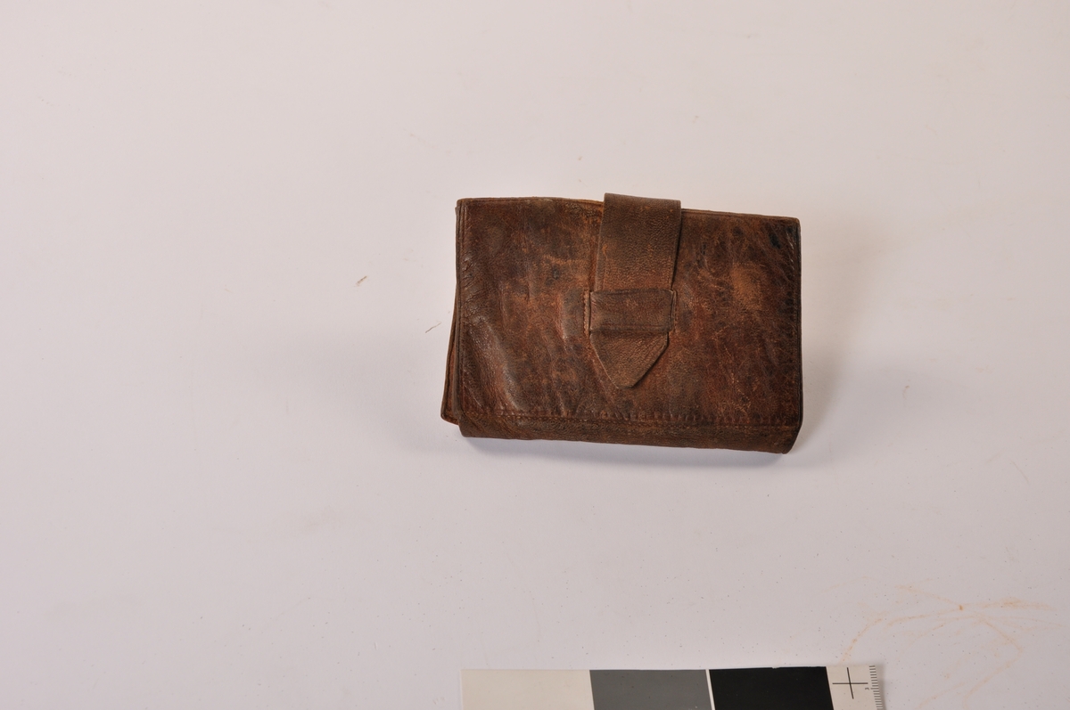 Foldbar lommebok i lær med 4 lommer og lukking, enkel kantdekor