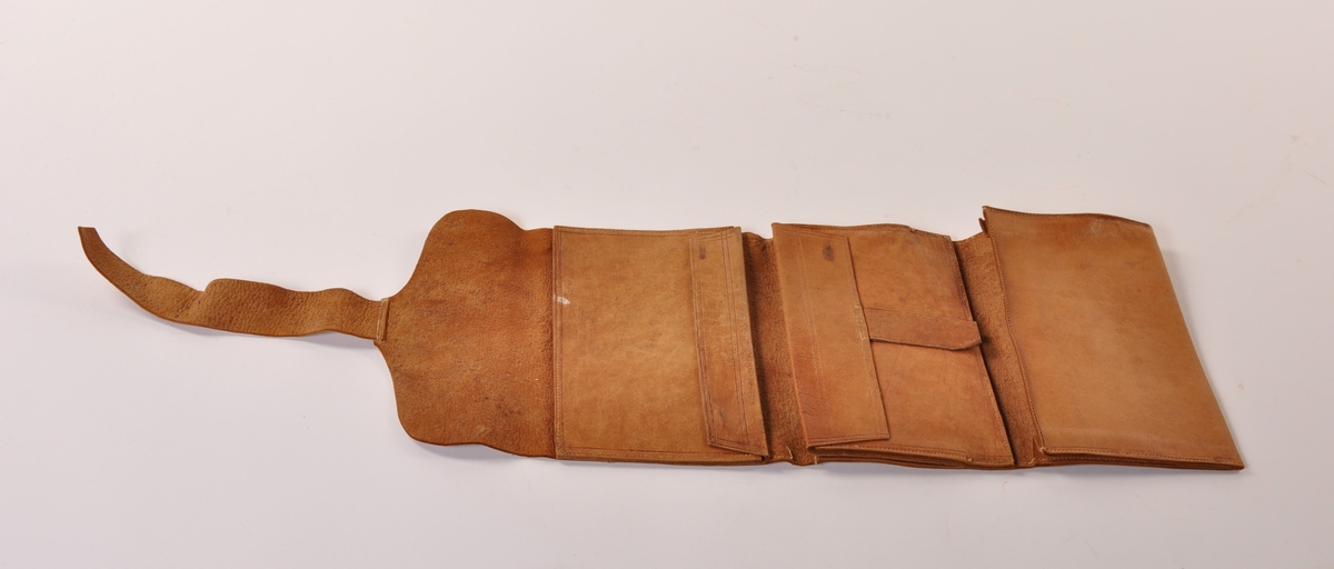 Stor foldbar lommebok i lær med 5 lommer og enkel geometrisk preging, enkel lukking.
