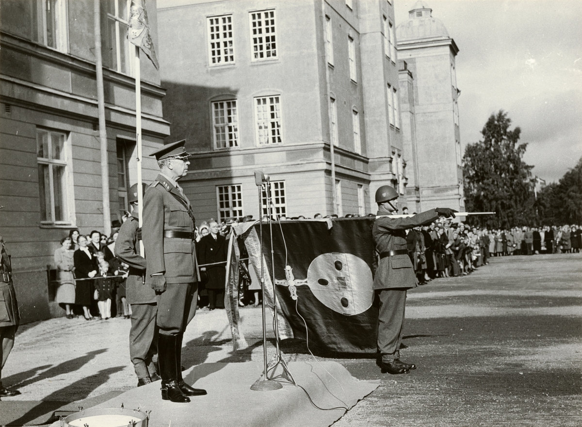 Text i fotoalbum: "Den nya fanan blottas 27 september 1955. Fanförare: fanjunkare K.G. Andersson"