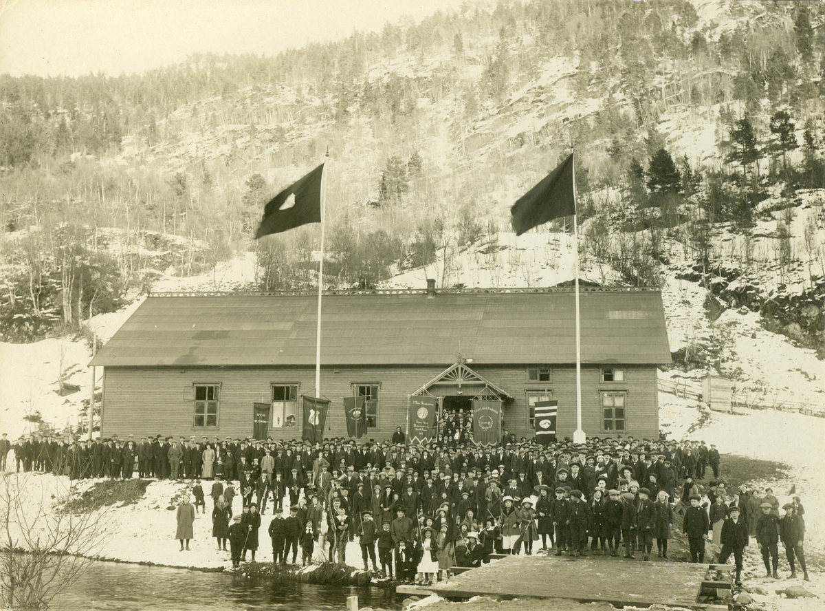 1. mai på Folkets hus i 1915. Oppstilt folkemengde.