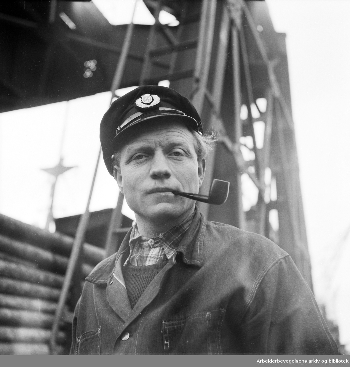 Kranfører Willy Beck på Langkaia i Bjørvika. Mars 1953.