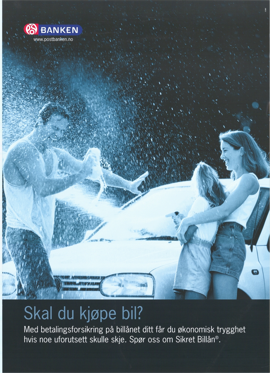 Plakat med svart bunnfarge, bildemotiv og tekst. Plakaten er tosidig med tekst på bokmål og nynorsk på hver sin side.