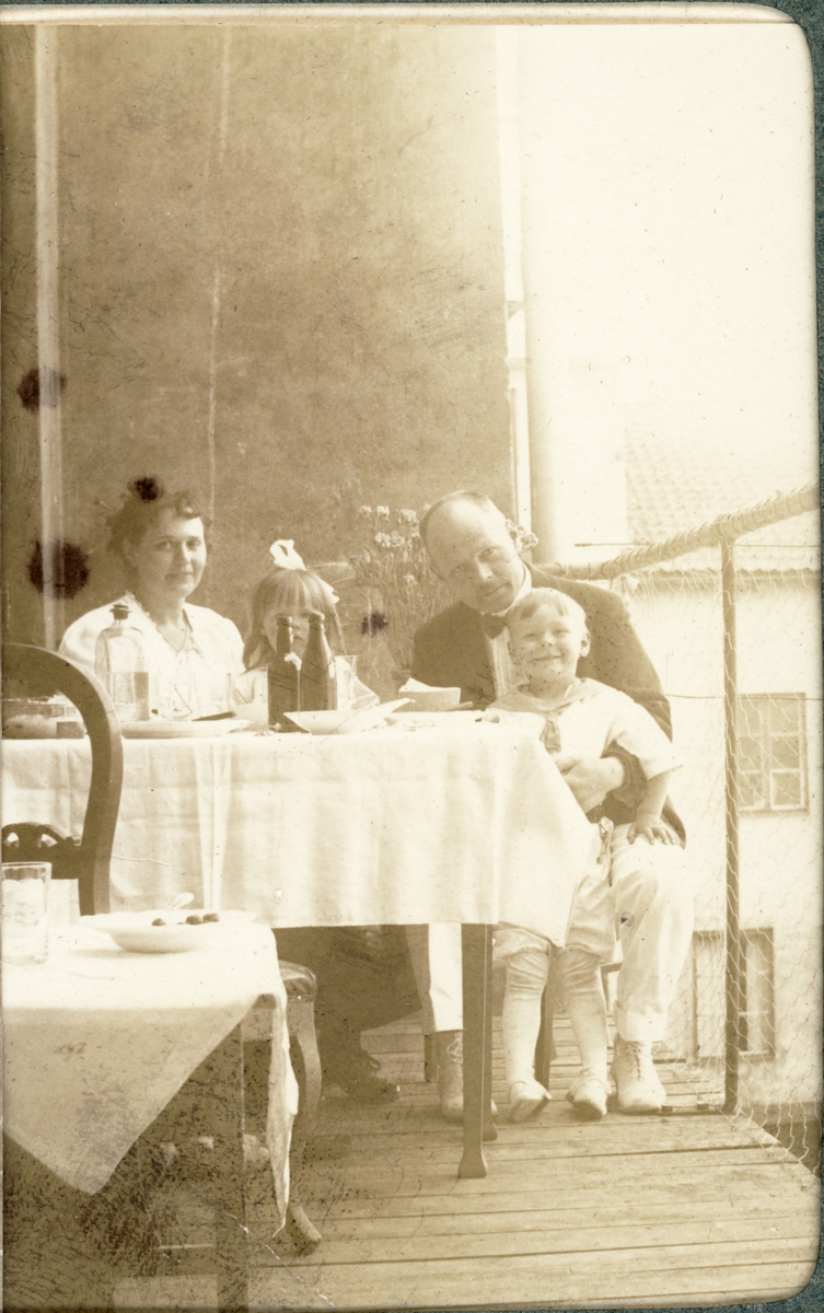 Familjen Nyström vid dukat bord