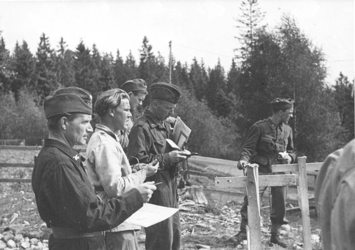 Fälttävlan 1945 i Lerdala. Överstelöjtnant David Hermelin, Kay-Messick och volontär Blomdahl.