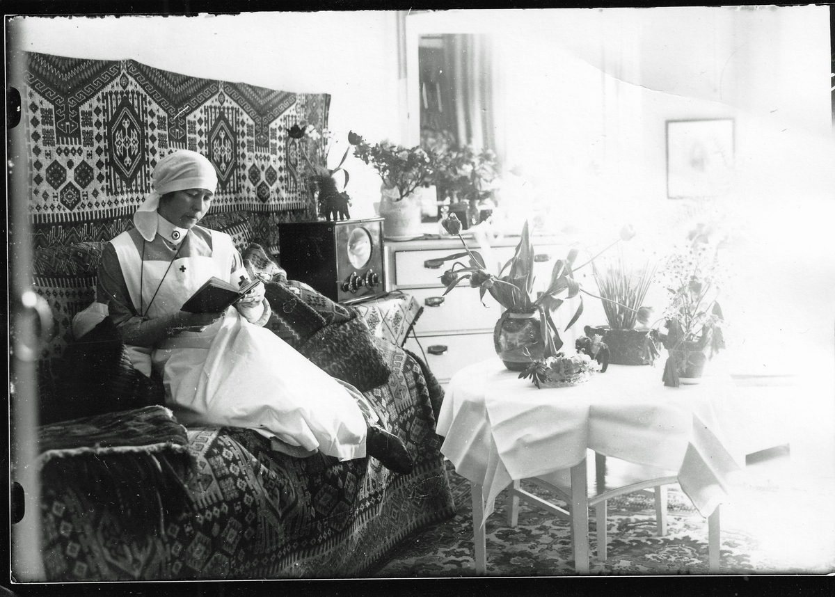 Syster Ester på Garnisonssjukhuset i Skövde 1931.