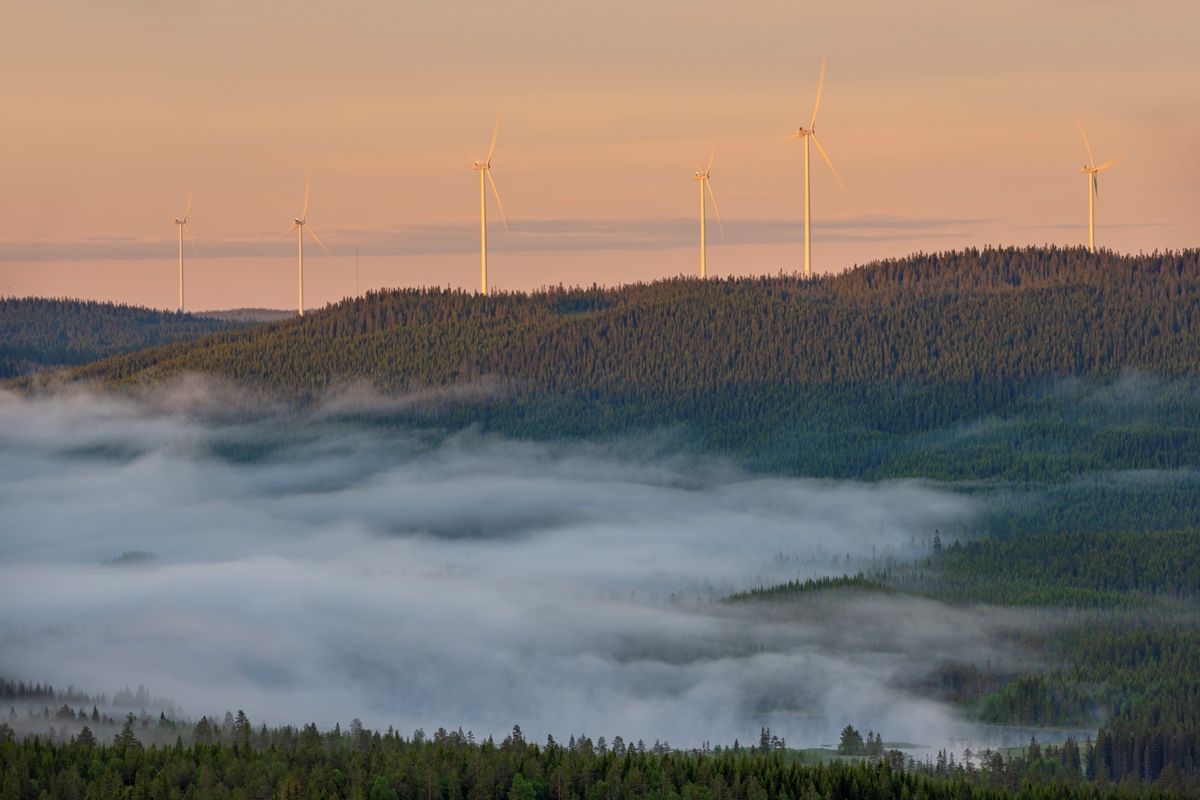 Vindturbiner på Kjølberget Vindkraftverk i Våler, fotografert fra åsryggen Hemknulen, Trysil, Innlandet.
