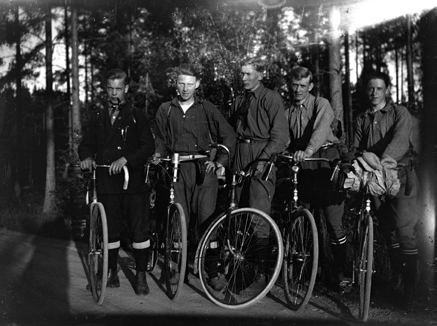 Fem herrar med cyklar.