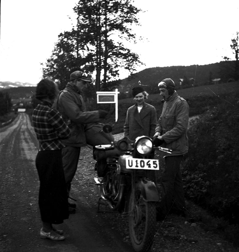 Två kvinnor beundrar en motorcykel och de två "knuttarna".