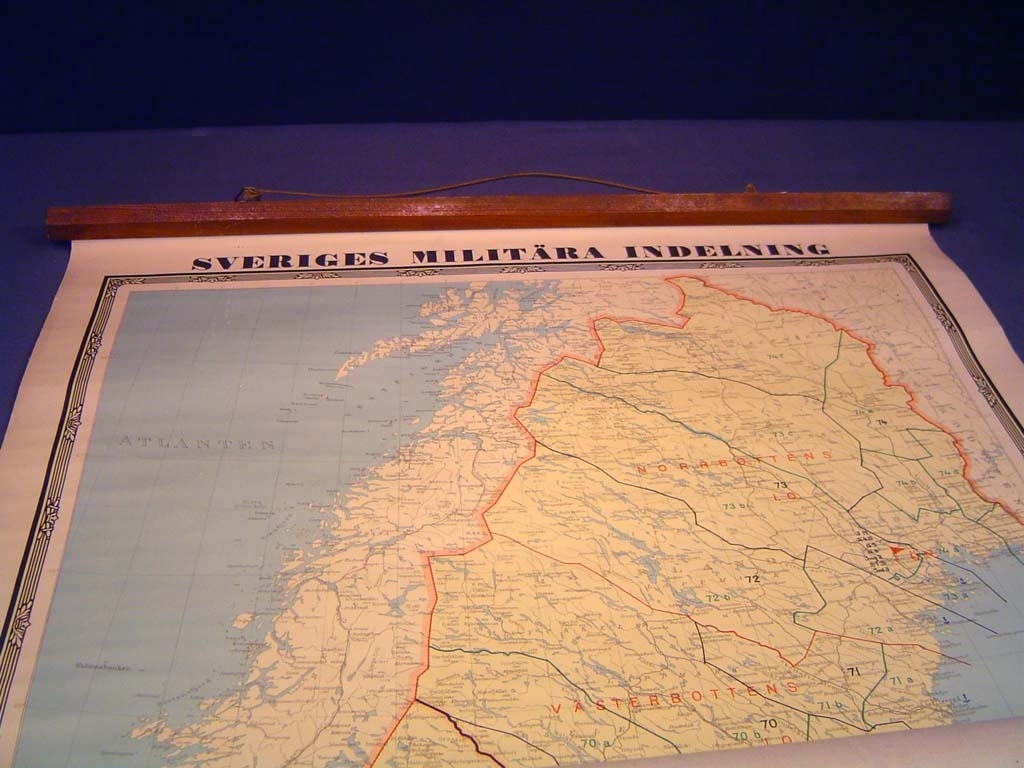 G:son Nordström. Sveriges militära indelning, milo, förband mm. Skala: 1:1 500 000. Rullbar med krok.  Tryckt 1938.