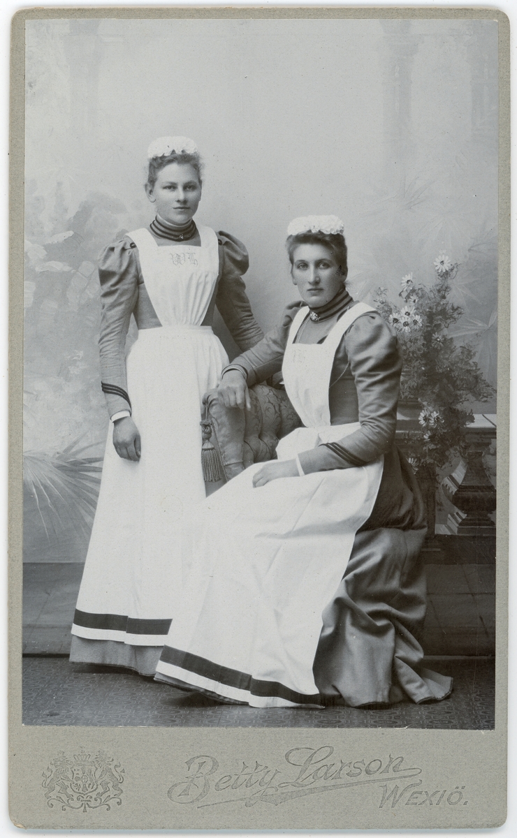 Kabinettsfotografi - två kvinnor i sjuksköterskeuniform