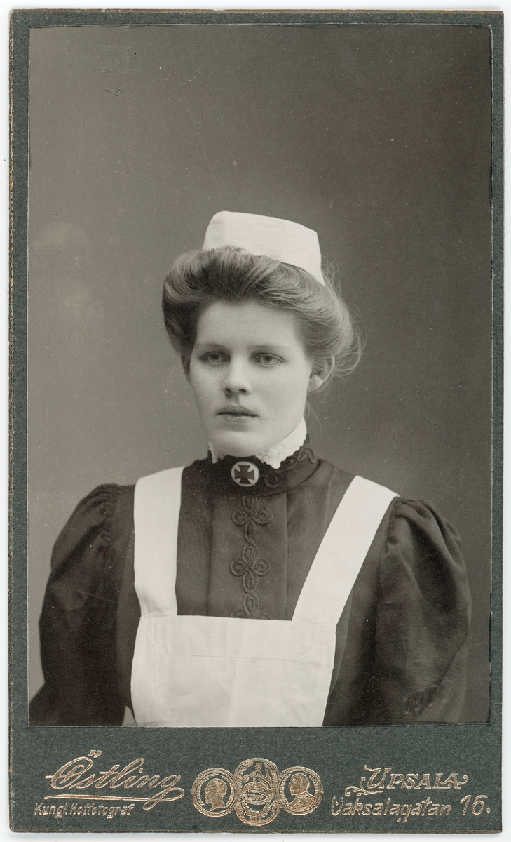 Kabinettsfotografi - kvinna i sjuksköterskeuniform