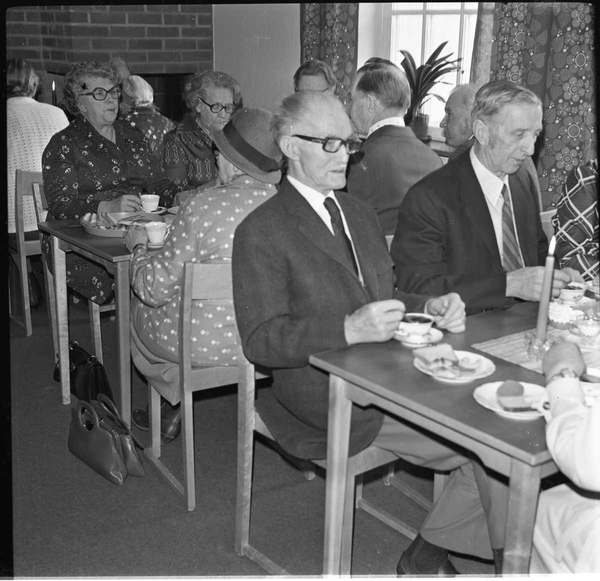 Äldre Kvinnor Och Män Sitter Vid Kaffebord Med Tända Ljus Det är