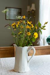 vase med blomar i interiør
