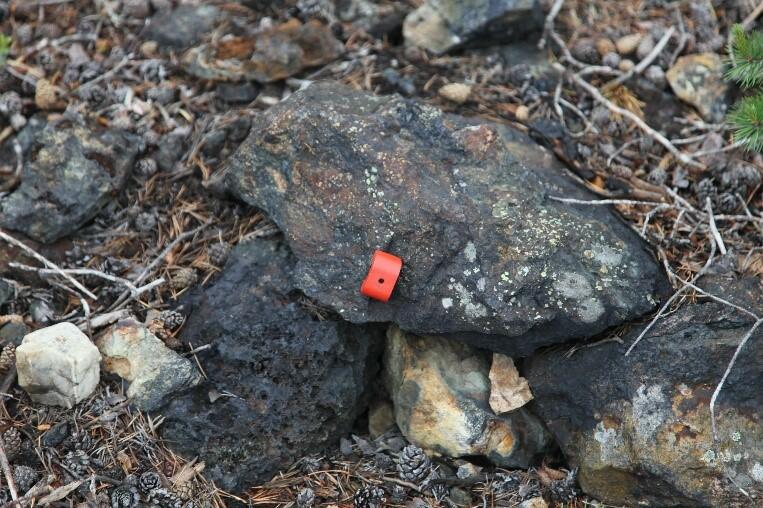 Jernmalm. Den røde magneten sitter godt festet til malmen. Det gullskinnende mineralet er svovelkis. (Foto/Photo)