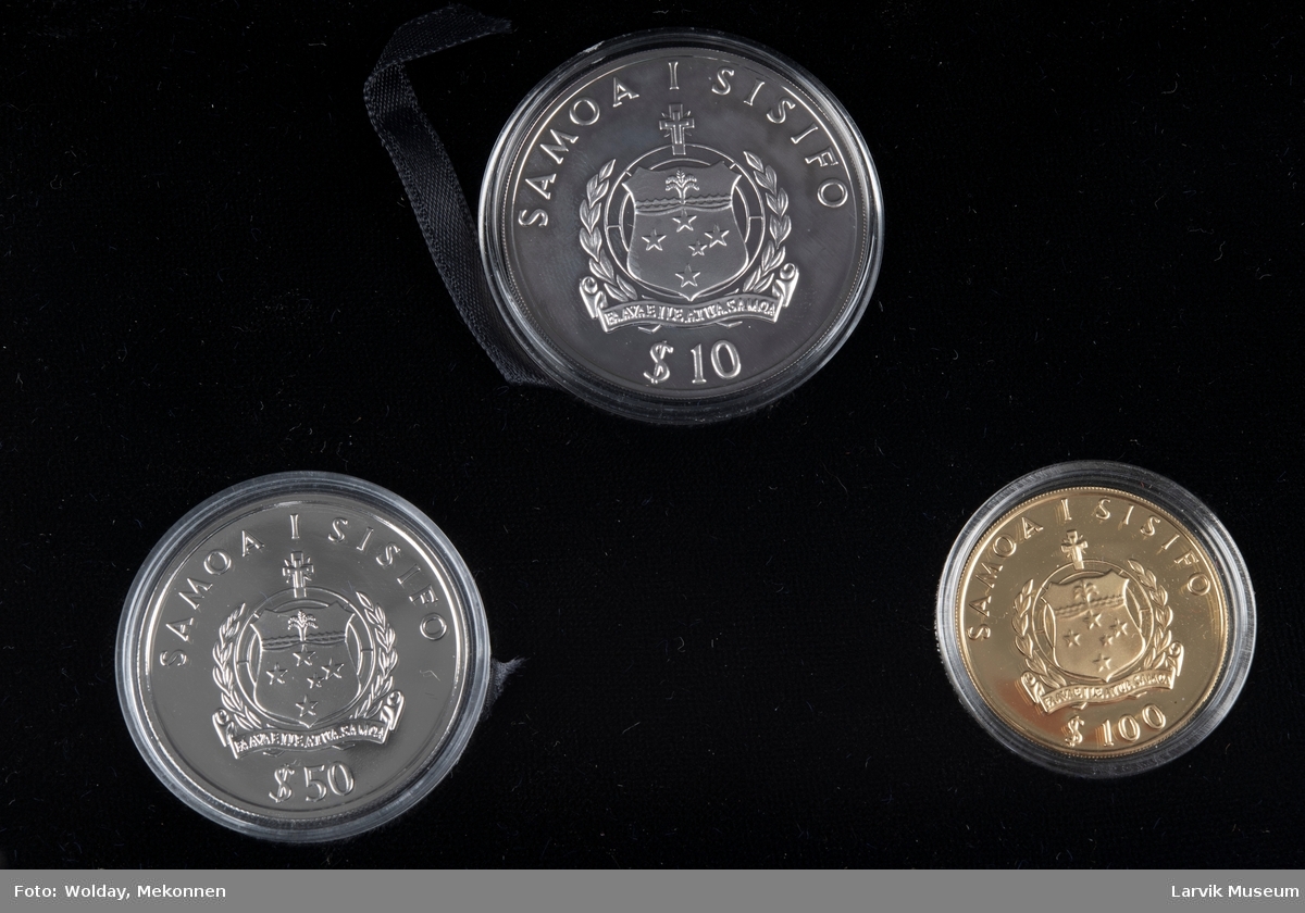 Samlingen består av 3 stk. mynter i blått fløyelsetui med påskrift "The Singapore Mint".
Med samlingen følger også en følgeseddel med historien om Kon-Tiki ekspedisjonen i korte trekk, signert av Thor Heyerdahl og Knut Haugland., samt et garantibevis.