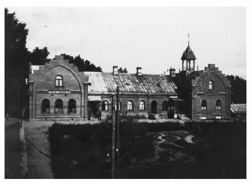 Oskarströms kapell- och folkskolebyggnad, uppförd 1891 i tegel. Skolan ligger i delen till vänster och kapellet med klocktorn till höger. Orten som utvecklades kring fabriken hade då ingen egen kyrka (invigdes 1918). Arkitekturen har en tidstypisk eklektisk karaktär med tyngdpunkt på medeltida element, såsom flyglarnas trappstegsgavlar och därunder en gotisk bågform. Det var Skandinaviska Jute Spinneri & Väveri AB som lät uppföra byggnaden, "Jutan" kallad i folkmun. Skolan benämndes som Maredsskolan och anläggningen kom senare att kallas Maredsgården, vilken brann ner i november 2017 och därpå utfärdades rivningslov.