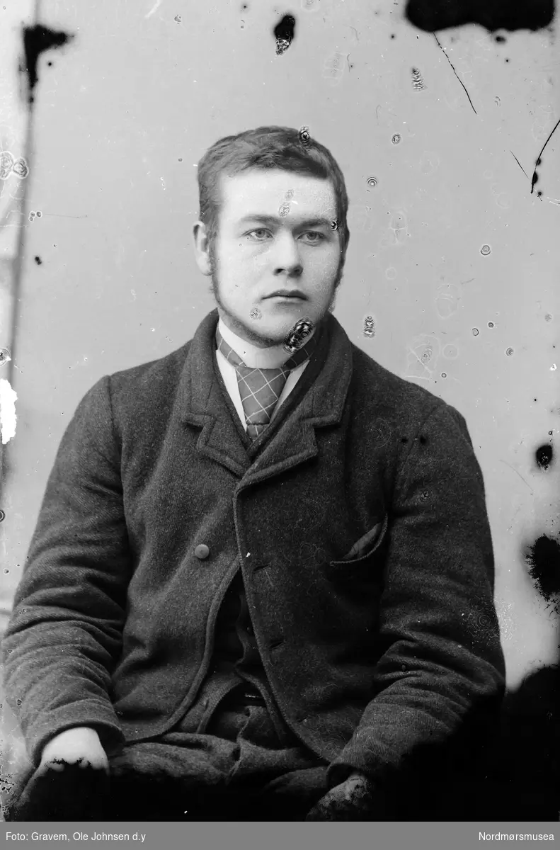 Portrett i halvfigur av mann i dress og slips. Stiftelsen Nordmøre