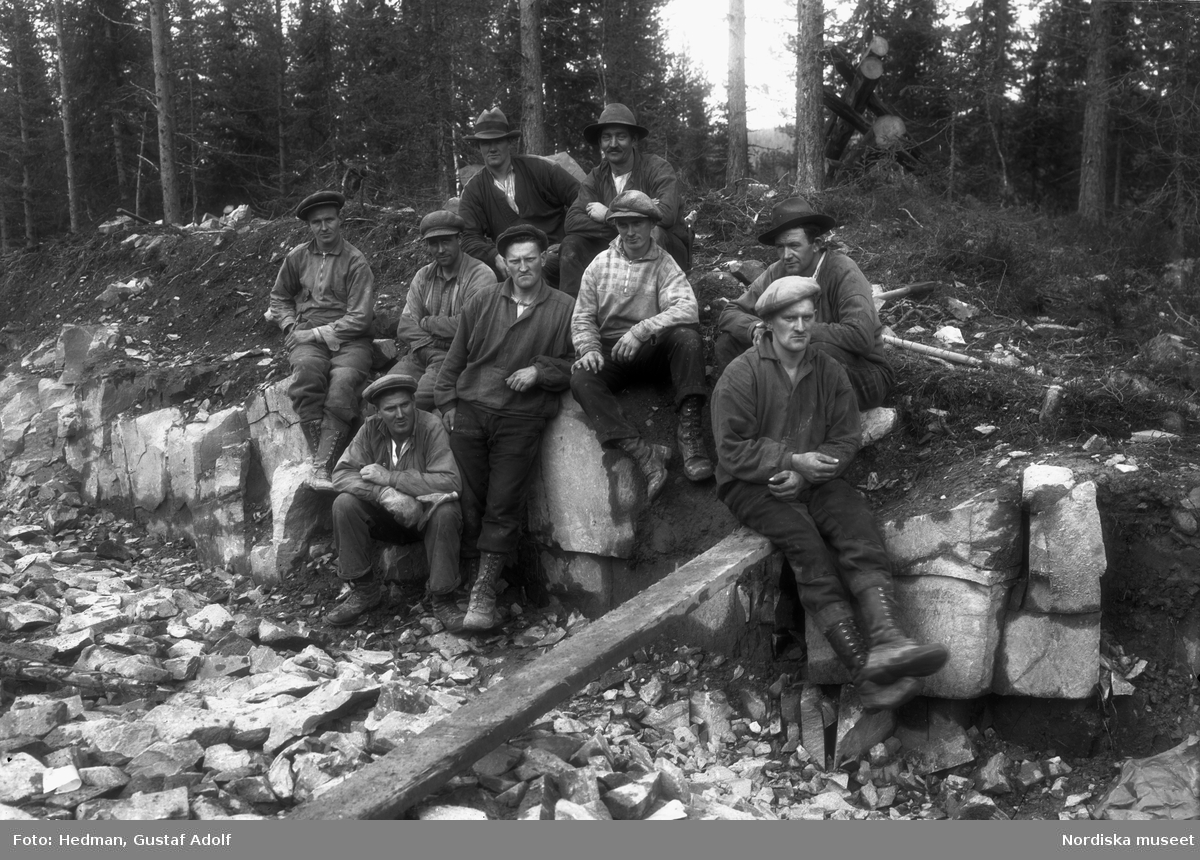 Vägarbetare efter vägen Fiskarheden - Branäs, Grupporträtt.

Se namn på de avbildade männen i fältet "avbildade namn "längre ned i posten.